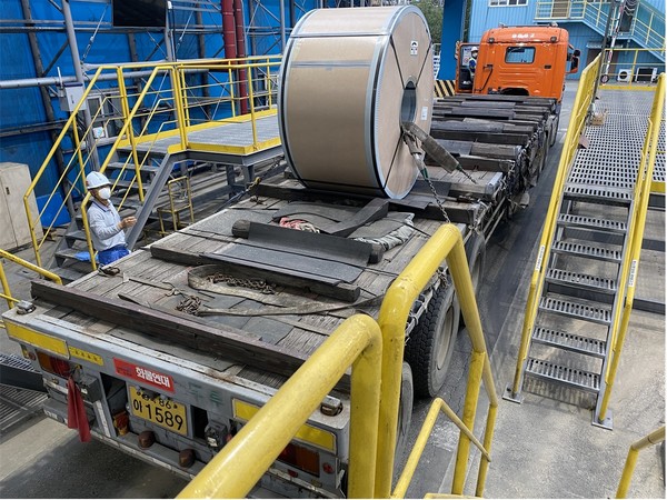 15일 포스코 포항제철소에서 품질 문제가 없는 재고 제품을 신속하게 출하하고 있다.