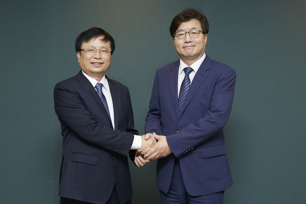 부이 딘 롱 베트남 응에안성 인민위원회 부인민위원장(왼쪽), 염태영 경기도 경제부지사