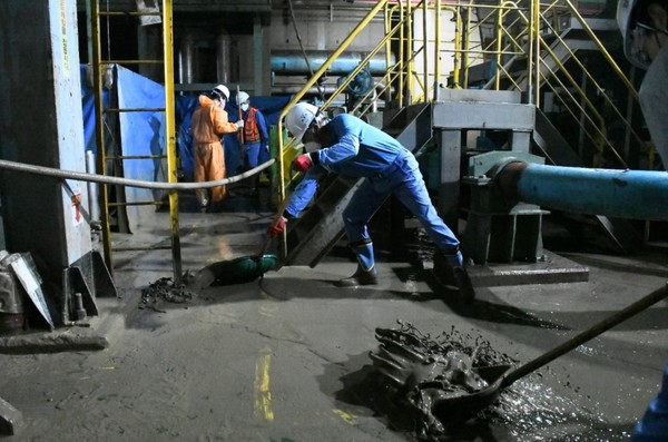 최정우 포스코그룹 회장(오른쪽 첫번째)이 17일 침수 피해를 크게 입은 포항제철소 압연지역(후판공장) 지하에서 직원들과 함께 토사 제거 작업을 하고 있다.