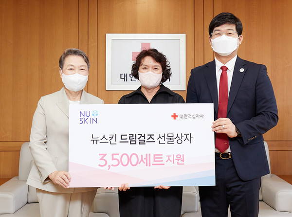 ▲(오른쪽부터)조지훈 뉴스킨 코리아 대표, 신현숙 뉴스킨 포스 포 굿 후원회 상임위원, 장예순 대한적십자사 부회장 