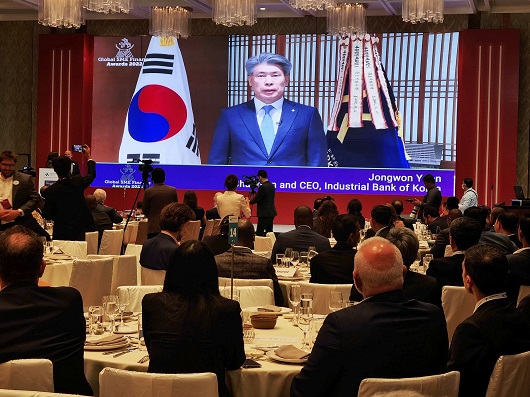 ▲ 지난 20일 캄보디아 프놈펜에서 개최된 Global SME Finance Awards 시상식에서 참여 인사들에게 윤종원 기업은행장의 수상소감 영상을 전달하고 있는 모습