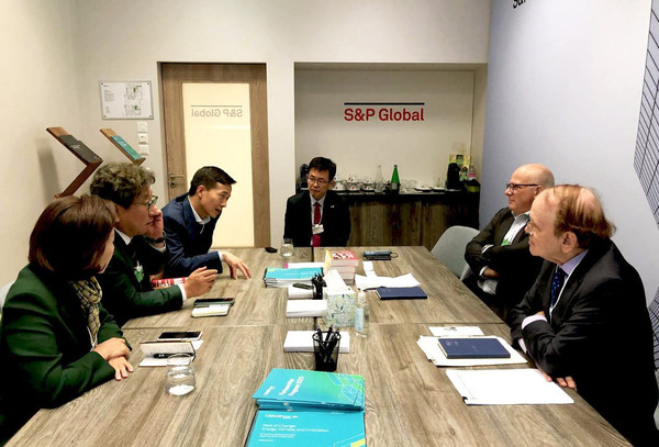 특사단으로 참여한 김동관 한화솔루션 사장(왼쪽에서 세 번째)의 발언을 대니얼 예긴 S&P글로벌 부회장(오른쪽에서 첫 번째)이 듣고 있다.