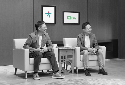 ▲ 협약식에 참석하기 전 티미팅 자리에서 박성호 하나은행장(사진 왼쪽)과 박상진 네이버파이낸셜 대표이사(사진 오른쪽)가 실무 임직원의 의견을 경청하고 있다.