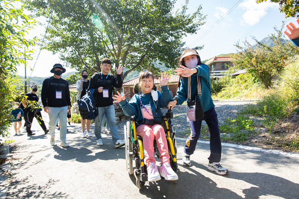 효성 임직원 가족들과 장애아동, 청소년 가족들이 양평 보릿고개마을에서 다양한 체험활동을 진행했다