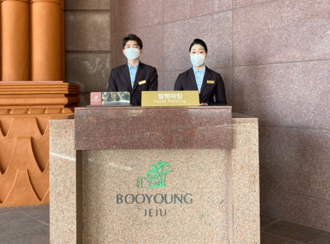 ▲ 취업연계트랙을 통해 취업한 창신대 출신 신입사원들이 제주부영호텔&리조트에서 근무중이다.