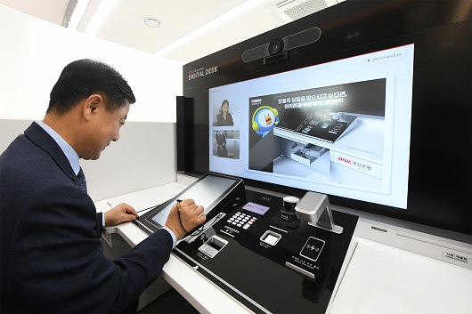 ▲ 안감찬 부산은행장이 부산 사상공단지점에 설치된 디지털데스크를 통해 전문상담직원과 대화 중인 모습