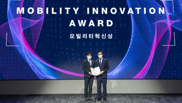 ▲ ‘대한교통학회 40주년 기념 국제학술대회 & 제10차 대중교통 국제정책포럼’ 개막식에서 어명소 국토교통부 제2차관(오른쪽)이 신용식 SKT 커넥트인프라CO담당(왼쪽)에게 ‘모빌리티혁신상’을 수여하고 있다.