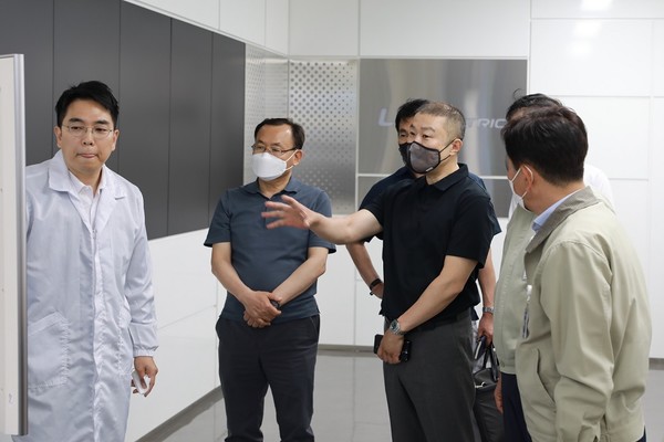 구자은 LS그룹 회장(왼쪽 세 번째)이 지난 5월 LS일렉트릭 청주사업장에서 세계등대공장으로 선정된 스마트공장 운영 현황을 점검하고 있다.