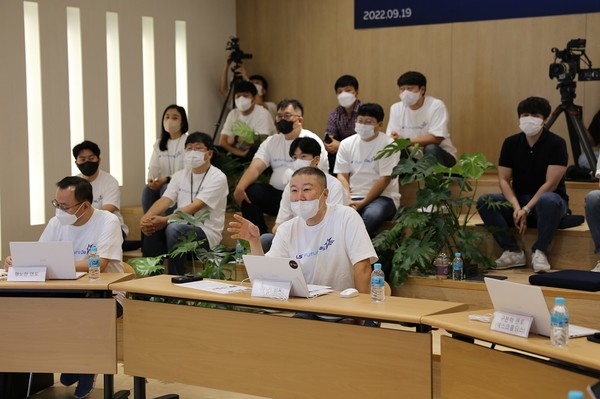 지난 9월 안양 LS타워에서 개최된 LS Future Day에서 구자은 LS그룹 회장이 신사업 아이디어를 듣고 멘토로서 발언하고 있다.