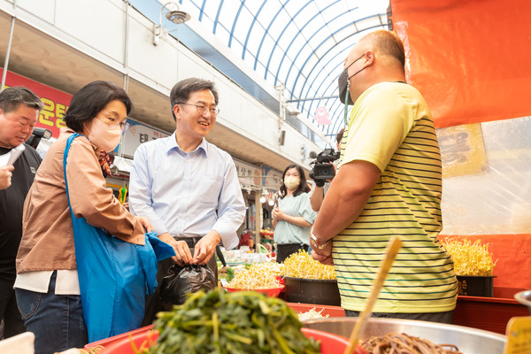 ▲시장 상인들과 반갑게 인사하는 김동연 지사