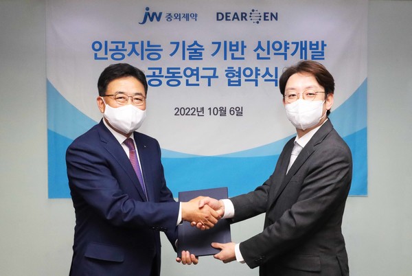 ▲신영섭 JW중외제약 대표이사(왼쪽)와 강길수 디어젠 대표이사