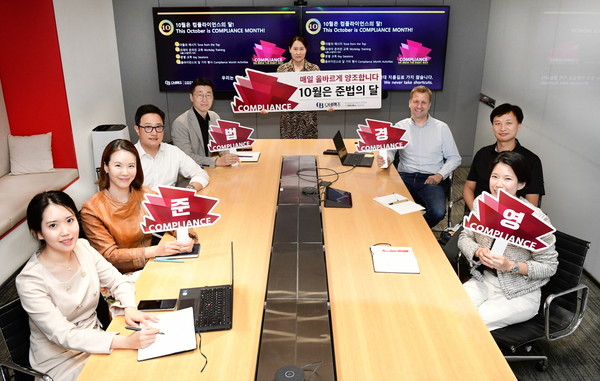 ▲오비맥주 배하준 대표(오른쪽 세 번째)와 법무·정책홍보 부문 구자범 부사장(왼쪽 세 번째)