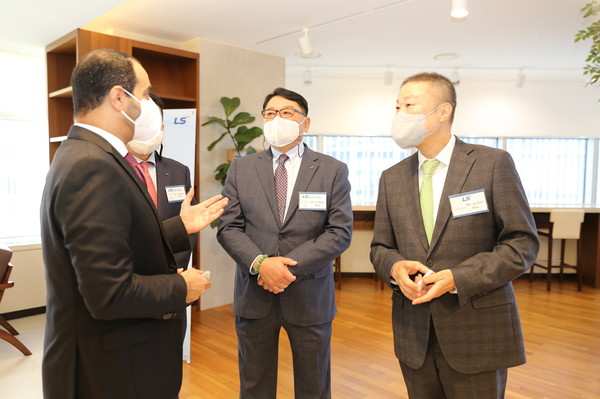 구자은 LS그룹 회장(오른쪽)과 구자균 LS일렉트릭 회장(가운데)이 11일 LS용산타워를 방문한 GCC 국가의 자카리아 하메드 힐랄 알 사아디 주한 오만 대사와 대화를 나누고 있다.