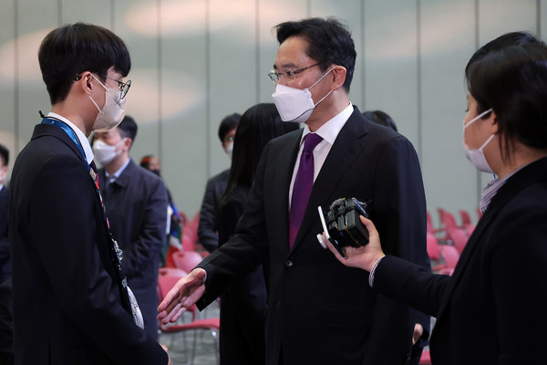 이재용 삼성전자 부회장이 17일 경기도 고양시 킨텍스에서 열린  '2022 국제기능올림픽 특별대회 고양' 폐회식 행사장에서 대한민국 국가대표 선수단과 악수를 나누며 격려하고 있다.