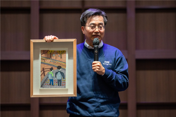 ▲김동연 경기도지사가 한국피플퍼스트대회에서 발달장애인 황진호 작가의 작품 '아빠와 함께'를 소개하고 있다.