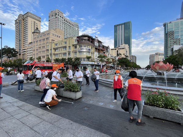 ▲SK어스온 베트남 호치민 지사 구성원들이 응우옌 후에 워킹스트리트 인근에서 플로깅 활동을 하고 있다.