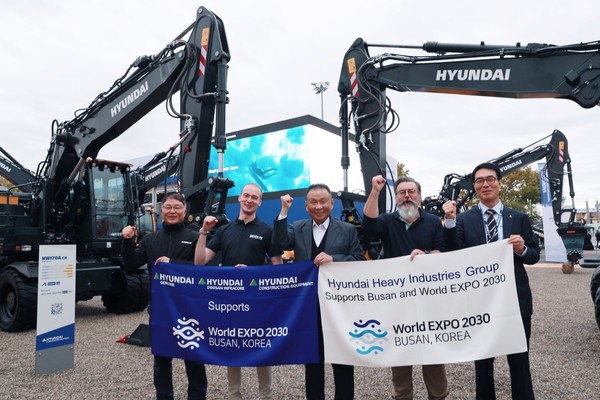현대제뉴인 손동연 부회장(사진 가운데), 현대두산인프라코어 오승현 대표(왼쪽), 현대건설기계 최철곤 대표(오른쪽)