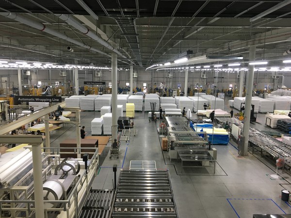 ▲침대 생산 공정을 직접 볼 수 있다