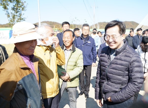 ▲김동연 지사가 농민들과 이야기를 하고 있다.