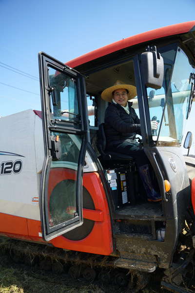 ▲트랙터에 올라탄 김동연 지사.