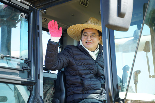 ▲김동연 지사가 기념촬영을 하고 있다.