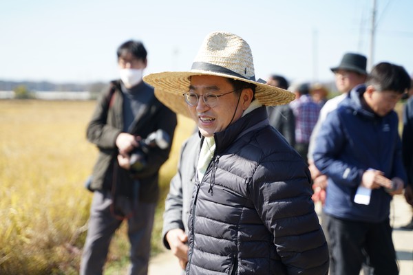 ▲추수를 마치고 흐뭇한 표정으로 논을 바라보고 있는 김동연 지사.