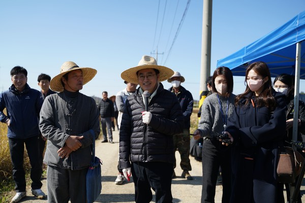 ▲김동연 지사가 농민들에게 감사의 인사를 전하고 있다.