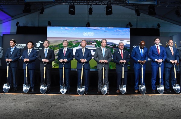 ▲ 정의선 현대자동차그룹 회장(왼쪽에서 다섯번째)등 관계자들이 전기차 전용 공장 ‘현대차그룹 메타플랜트 아메리카(HMGMA)’ 기공식을 개최했다.