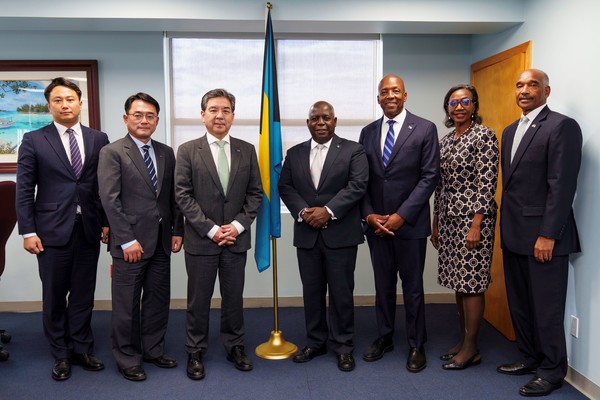 ▲장재훈 현대차 사장(왼쪽 세번째부터)이 필립 데이비스(Philip Davis) 총리, 알프레드 마이클 시어스(Alfred Michael Sears) 공공사업부 장관, 로다 잭슨(Rhoda Jackson) 외교부 국장 등