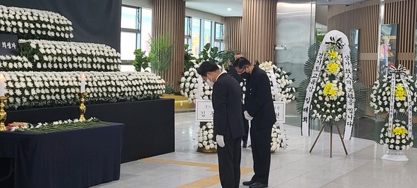 ▲분향소를 찾아 조문하는 김동연 지사.