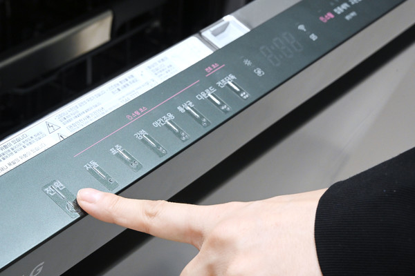 ▲LG전자가 개발한 공용 점자스티커