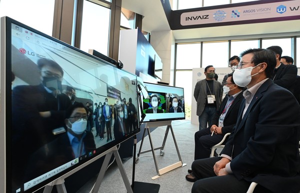 ▲2일 서울 마곡 LG사이언스파크에서 LG전자 장익환 BS사업본부장이 B2B 유망 스타트업 발굴·육성 프로그램으로 선발된 스타트업의 기술 시연을 살펴보고 있는 모습