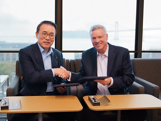 ▲ 신한금융그룹과 비자는 지난달 17일 미국 샌프란시스코에 위치한 비자 본사에서 양사 회장이 참석한 가운데 데이터 및 글로벌 비즈니스 관련 전략적 파트너십을 구축했다. 조용병 신한금융그룹 회장(사진 왼쪽)과 알 켈리 비자 회장이 기념촬영을 하고 있다.