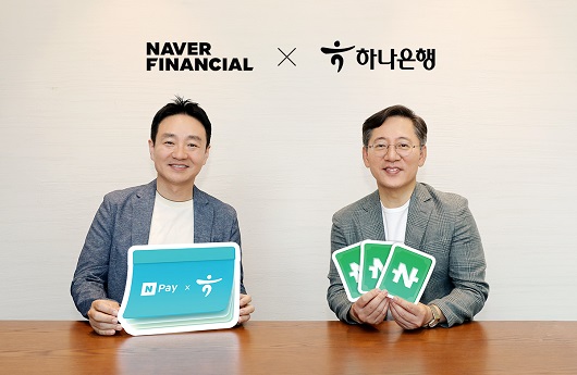 ▲ 네이버페이 머니 하나 통장 출시를 기념해 박성호 하나은행장(사진 오른쪽)과 박상진 네이버파이낸셜 대표이사(사진 왼쪽)가 기념촬영을 하고 있다.