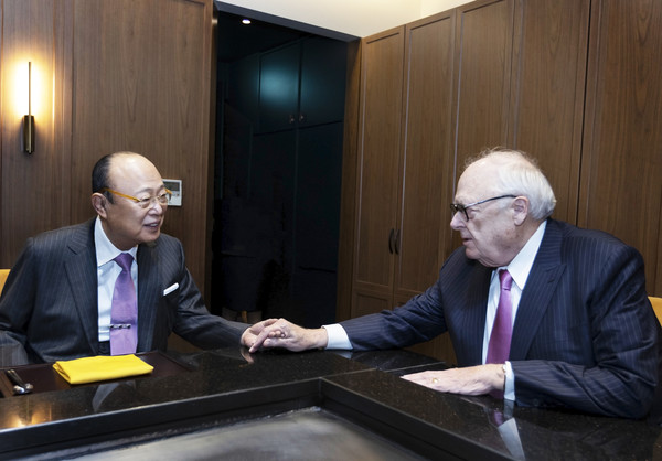 한화그룹 김승연 회장은 8일 저녁 서울 더플라자 호텔에서 에드윈 퓰너 美 헤리티지재단 아시아연구센터 회장과 만찬을 가졌다.