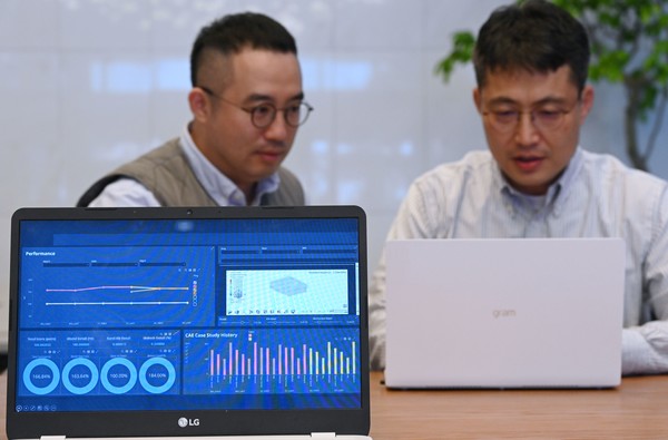 ▲LG전자 연구원들이 시뮬레이션 전문 기업 ‘알테어(Altair)’와 함께 개발한 AI 검증 플랫폼을 자동차 부품 개발과정에 활용하는 모습
