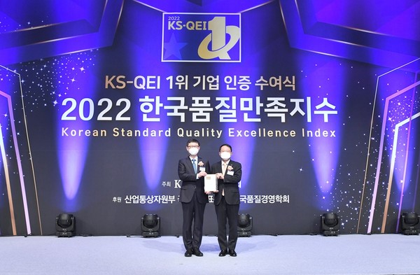 ▲(왼쪽부터)이규민 메르세데스-벤츠 코리아 상무, 강명수 한국표준협회 회장