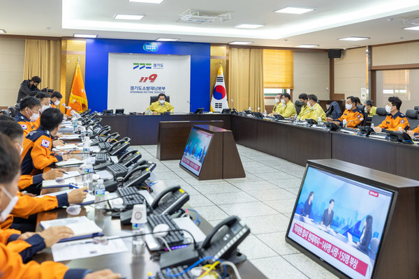 ▲김동연 경기도지사가 지난 10월 30일 경기도 소방재난본부에서 이태원 압사 참사 경기도 긴급대책 회의를 진행하고 있는 모습.