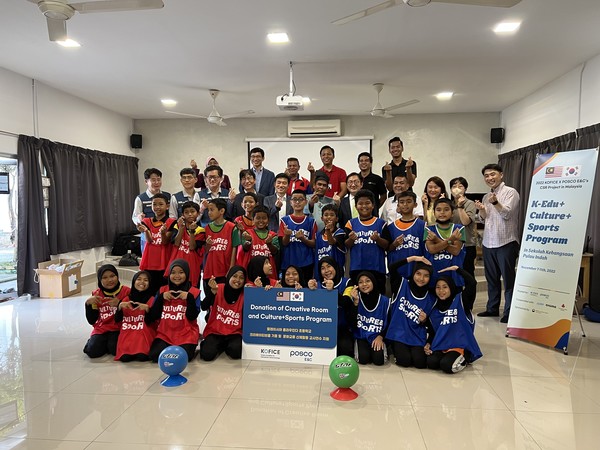 ▲ 포스코건설, 한국국제문화교류진흥원 등 관계자들이 플라우인다 초등학생들과 크리에이티브룸에서 기념촬영을 하고있다.