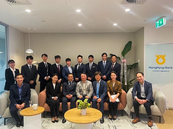 ▲ 권준학 농협은행장이 14일 개점한 호주 시드니 지점을 방문해 현지 직원들과 기념촬영을 하고 있다.