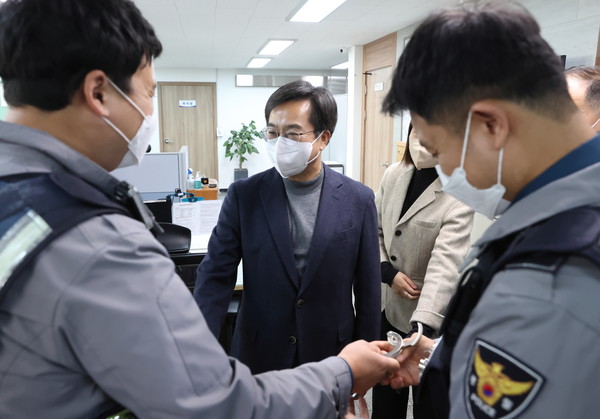 수원서부경찰서 매산지구대를 찾은 김동연 지사