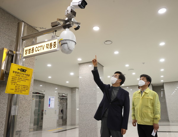 수원시도시안전통합센터를 방문한 김동연 지사