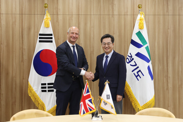 카를로스 몬레알 대표(왼쪽), 김동연 경기도지사