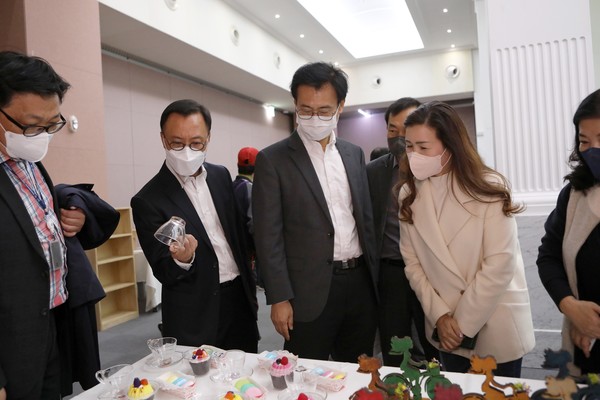 ▲ 엄홍석 현대엔지니어링 커뮤니케이션실장(왼쪽에서 두 번째)과 이수연 서울시 기획복지관(왼쪽에서 세 번째)이 서울시청 태평홀에서 ‘제7회 디딤돌 문화교실’수료식 행사 이후 서울지역 쪽방 주민의 공예 작품을 감상하고 있다.