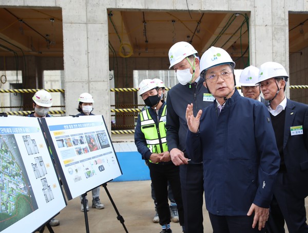 ▲ 이한준 LH 사장이 시흥장현 A9BL 신혼희망타운 건설현장을 점검하고 있다.