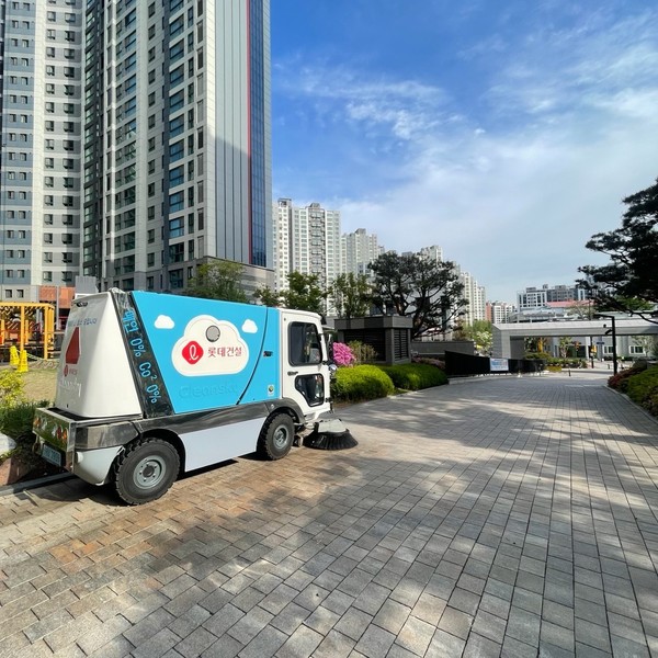 ▲ 롯데건설이 아파트 단지 내에서 운영 중인 친환경 전기청소차의 모습