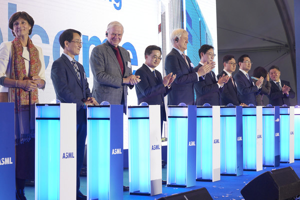 김동연 경기도지사(왼쪽에서 네 번째)