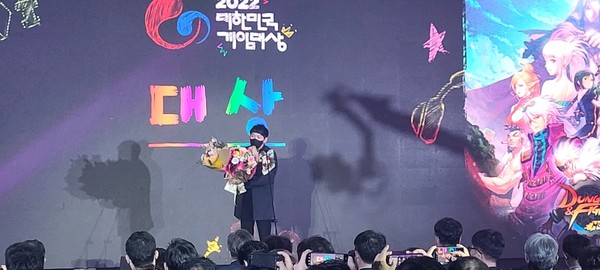 ▲윤명진 네오플 디렉터가 대상 수상 소감을 발표하고 있다.