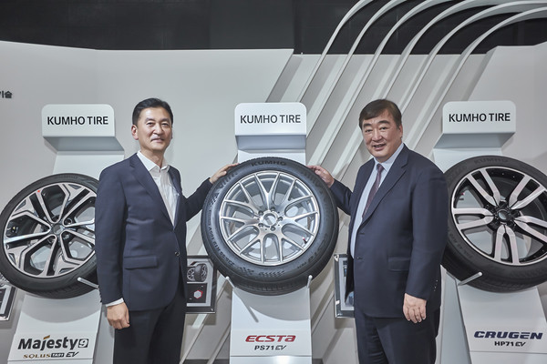 ▲(왼쪽부터) 정일택 금호타이어 대표이사와 싱하이밍 주한중국대사