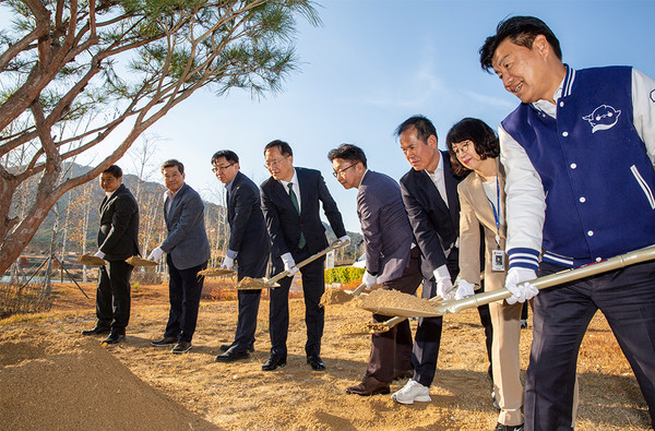 ▲충남도, 충남도자원봉사센터, 현대트랜시스 관계자들이 기념식수를 하고있다.